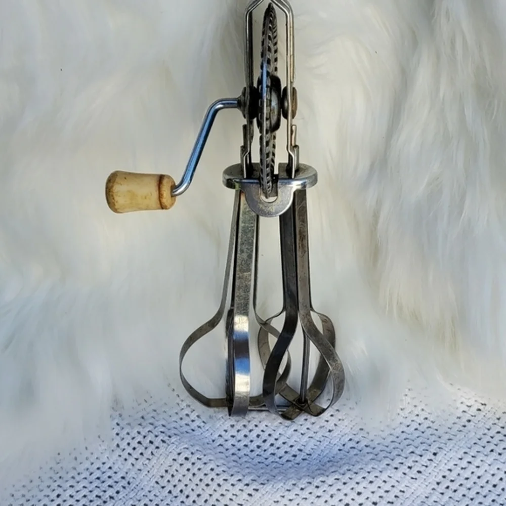 Vintage Red Handle ‎ egg beater /Mixer
